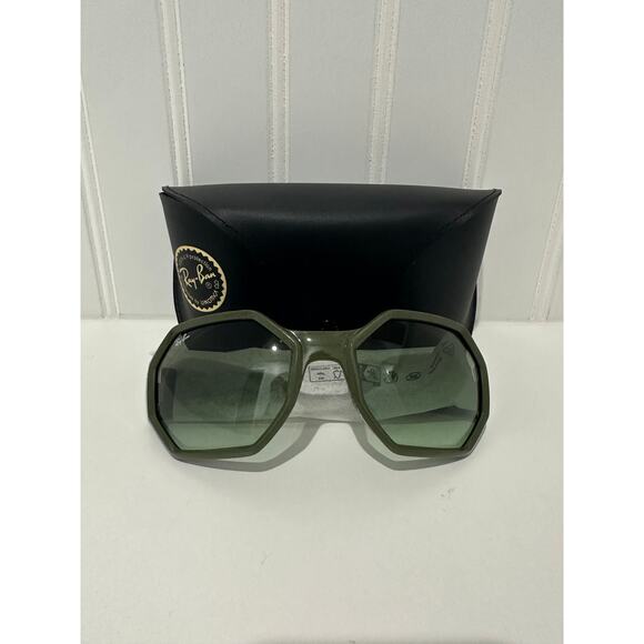 Ray-Ban RB 4337 6489/8E model in Military Green